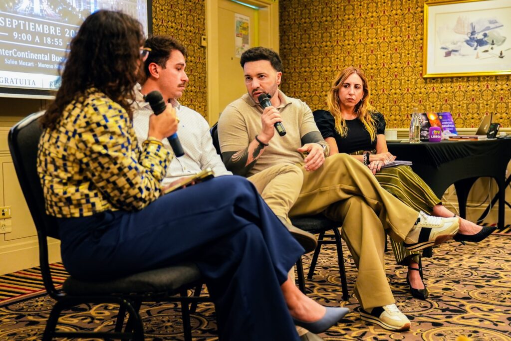 Painel de debate com quatro participantes sentados lado a lado no Brazilian Summit Day — Turnê Buenos Aires 2026