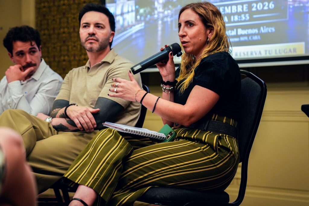 Palestrante com microfone fala durante painel de debate no Brazilian Summit Day — Turnê Buenos Aires 2026
