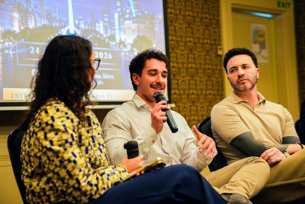 Participante do painel responde ao público com microfone no Brazilian Summit Day — Turnê Buenos Aires 2026