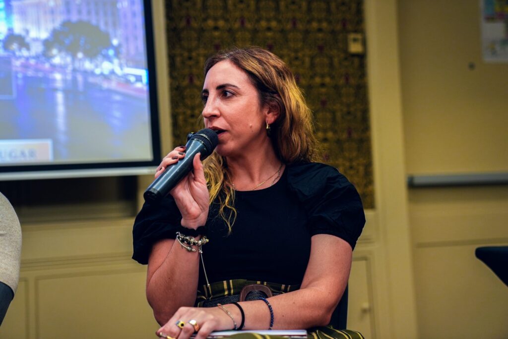 Palestrante fala ao microfone durante painel no Brazilian Summit Day — Turnê Buenos Aires 2026