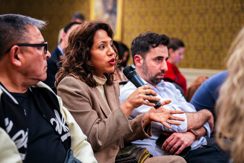 Participante da plateia faz pergunta ao microfone no Brazilian Summit Day — Turnê Buenos Aires 2026
