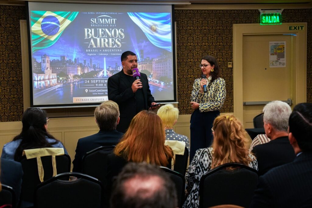 Apresentadores conduzem o evento diante do público no Brazilian Summit Day — Turnê Buenos Aires 2026