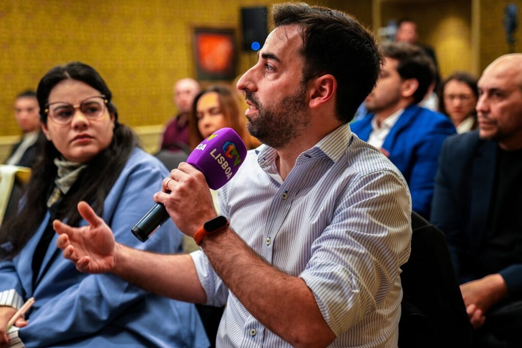 Participante da plateia fala ao microfone durante sessão de perguntas no Brazilian Summit Day — Turnê Buenos Aires 2026